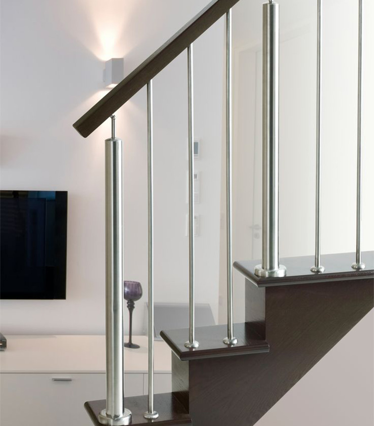 stair railing is made of wood and round steel pipe